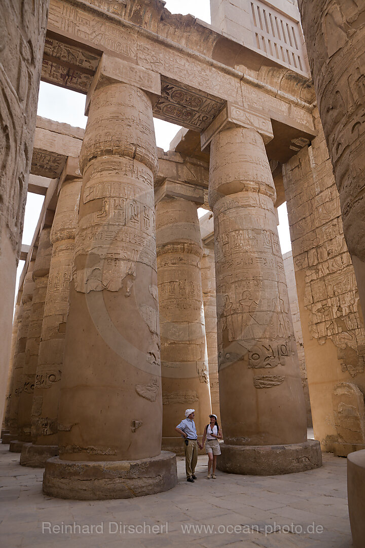 Touristen in grossen Saeulensaal in Karnak Tempel