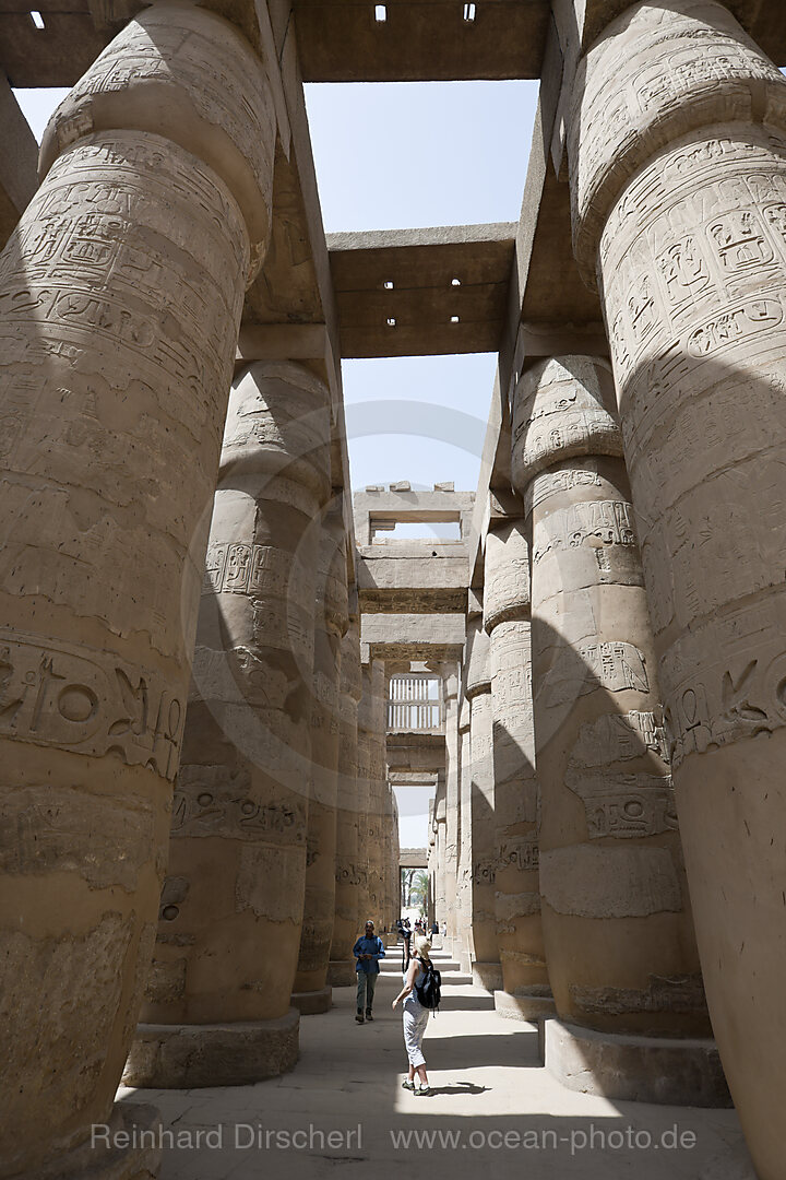 Touristen in grossen Saeulensaal in Karnak Tempel
