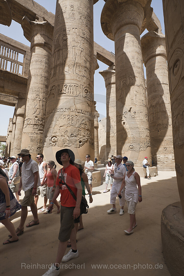 Touristen in grossen Saeulensaal in Karnak Tempel