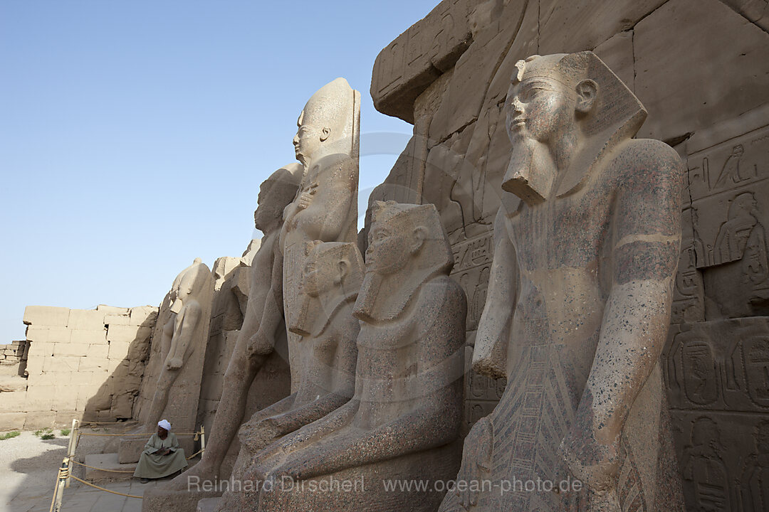 Statuen in Karnak Tempel