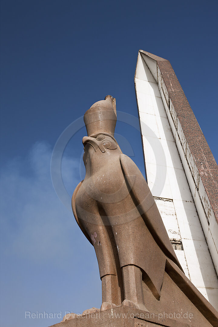 Horus-Falke auf Nilbruecke bei Luxor