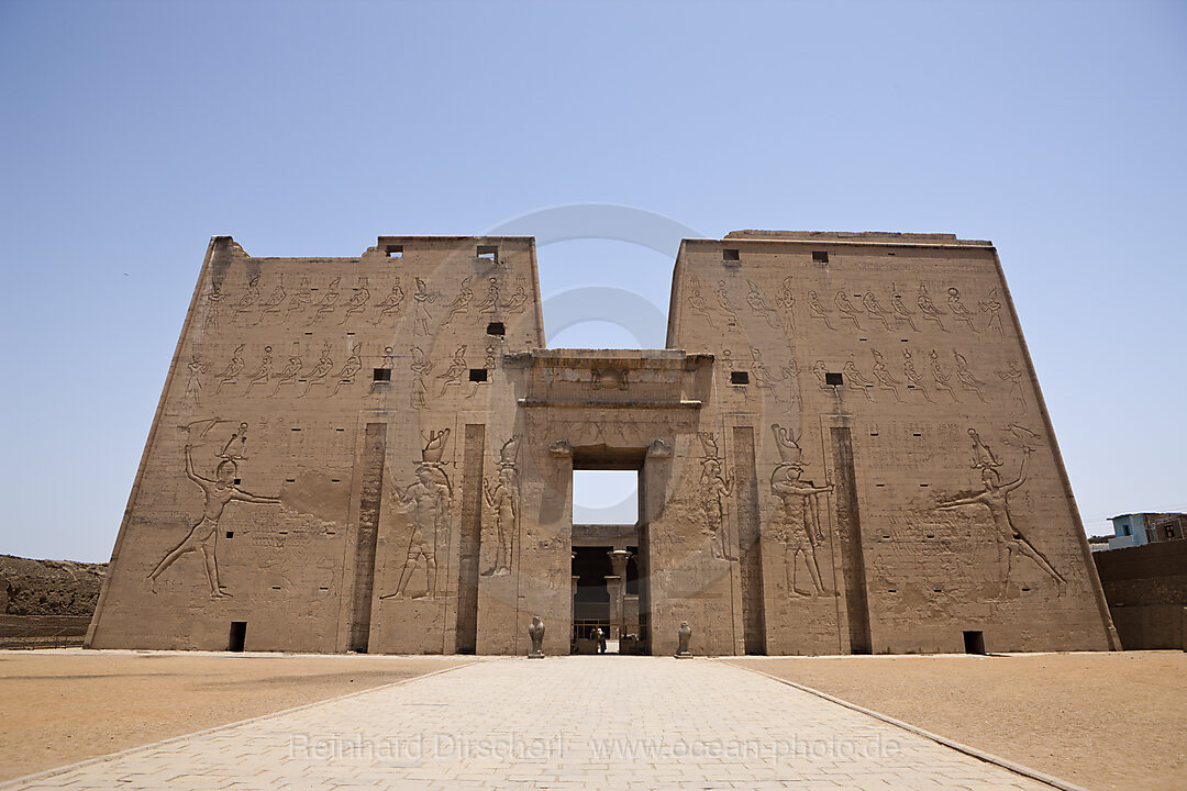 Eingang von Horus-Tempel in Edfu, Edfu, Aegypten