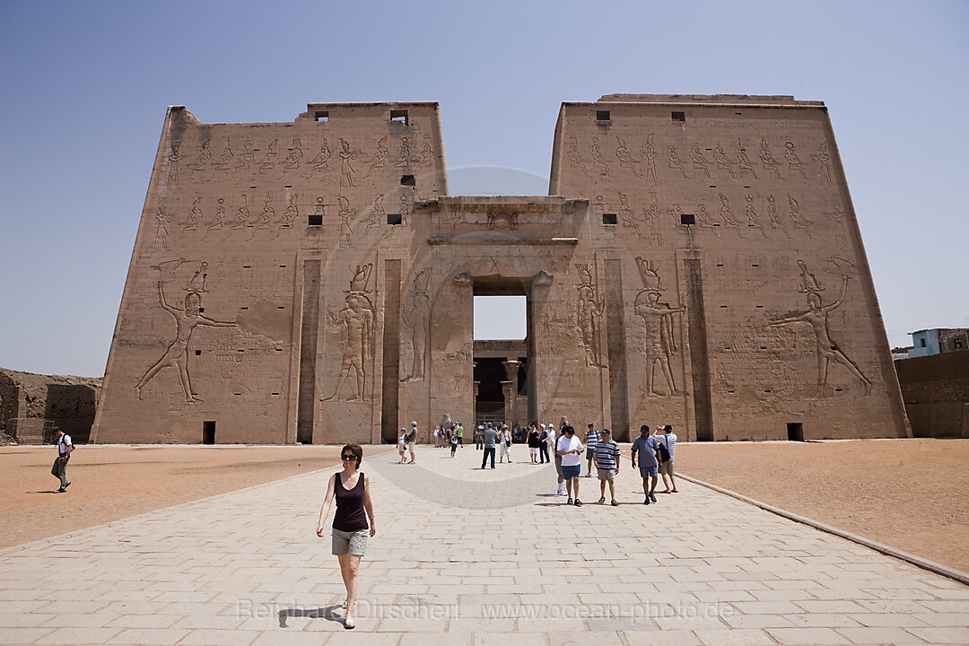 Eingang von Horus-Tempel in Edfu