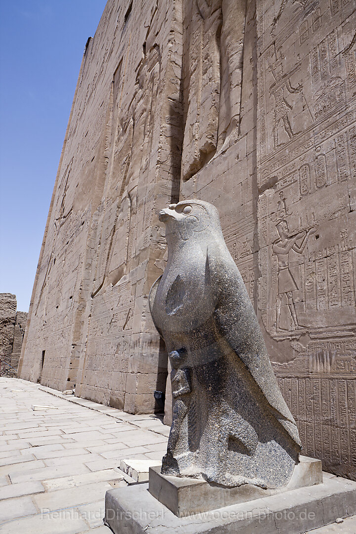Horus-Statue vor Horus-Tempel in Edfu