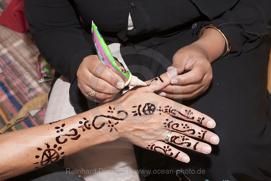 Henna Bemalung in Nubisches Dorf auf der Insel Elephantine