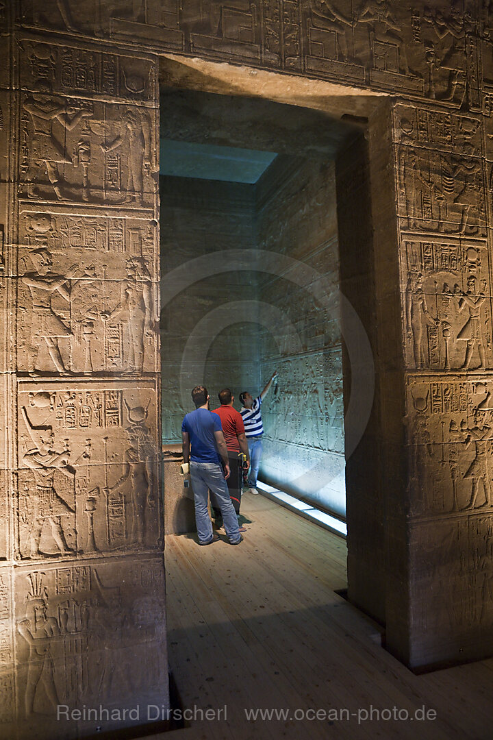 Touristen in Tempel der Isis auf Insel Philae, Assuan, Aegypten