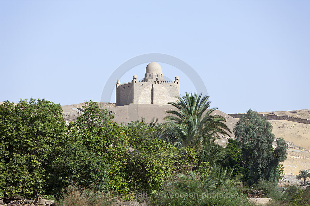 Nil Kataraktlandschaft und Mausoleum des Aga Khan, Assuan, Aegypten