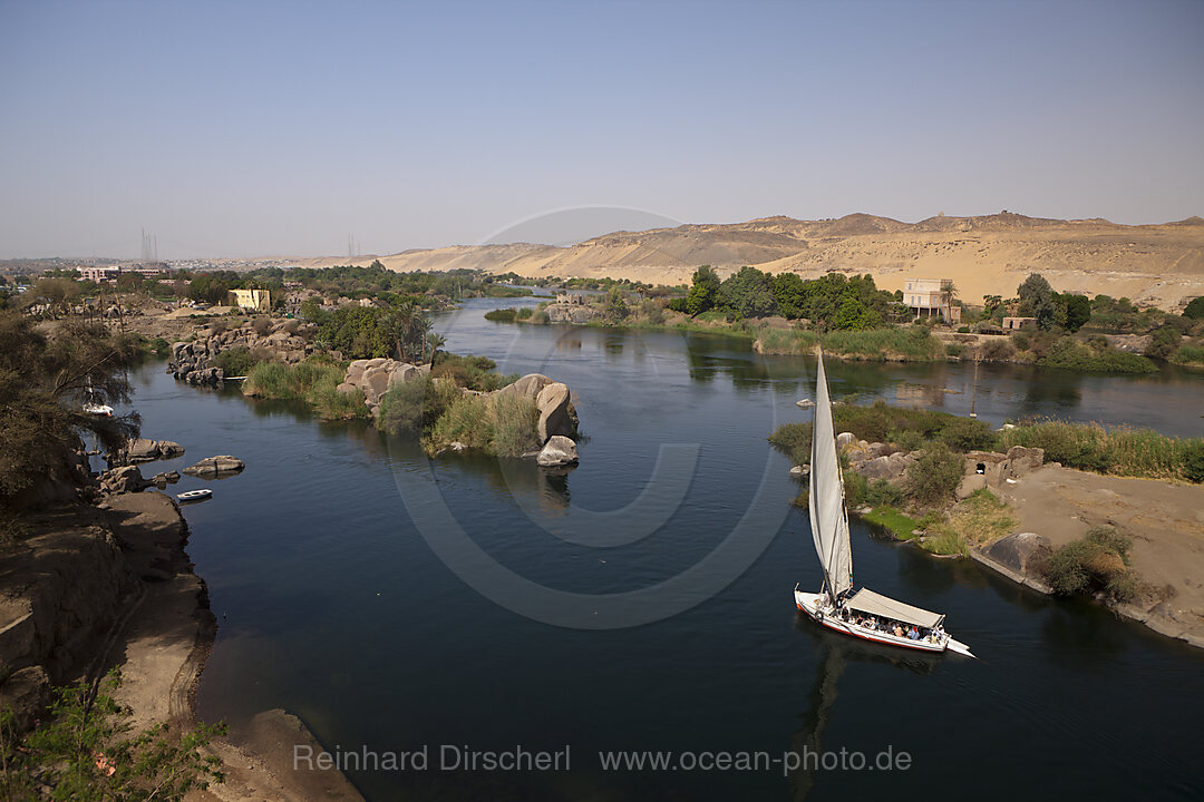 Nil Kataraktlandschaft mit Feluke, Assuan, Aegypten