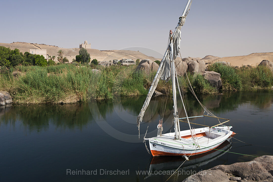 Nil Kataraktlandschaft mit Feluke, Assuan, Aegypten