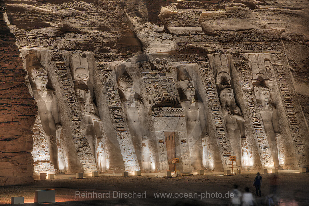 Illuminierter Hathor-Tempel von Nefertari, Abu Simbel, Aegypten