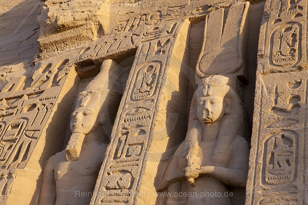 Statue in der Fassade des Kleinen Hathor Tempel der Nefertari, Abu Simbel, Aegypten