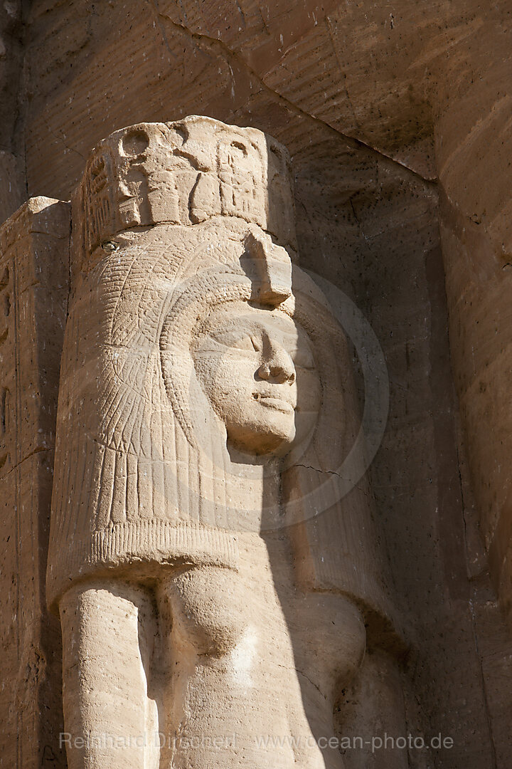 Statue in der Fassade des Kleinen Hathor Tempel der Nefertari
