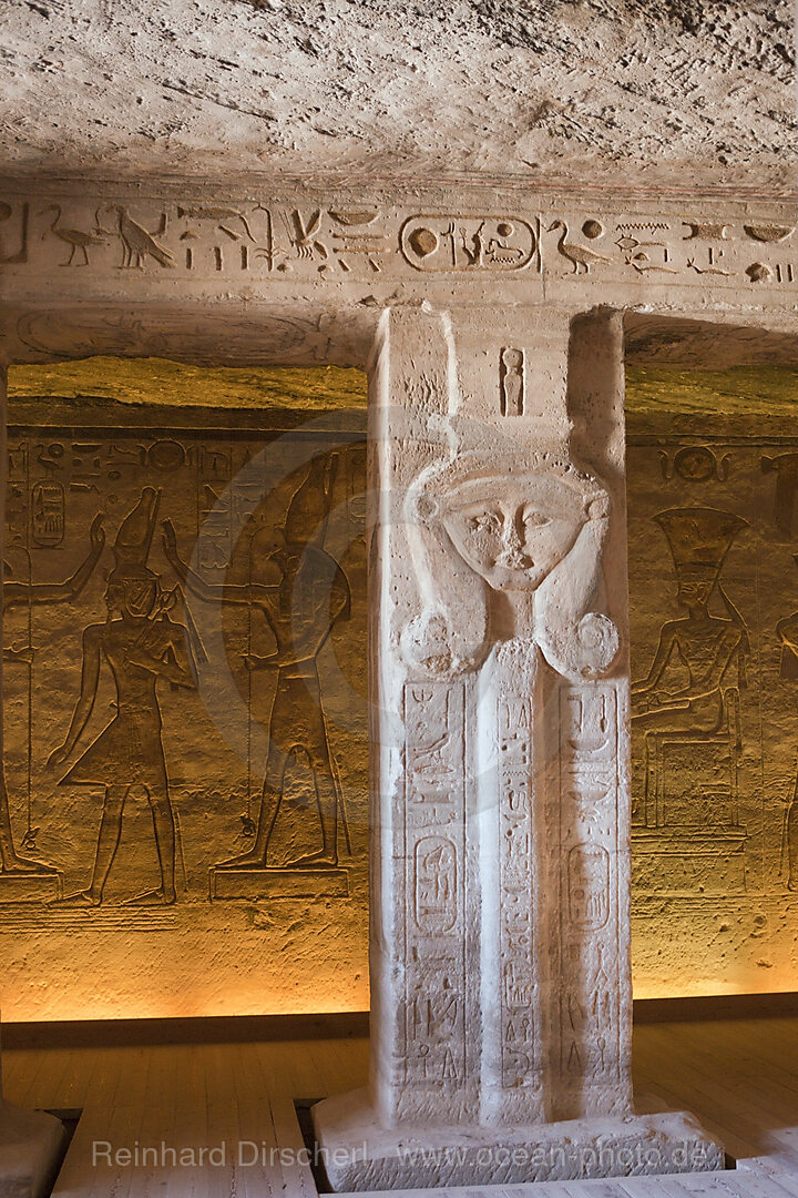Saeule in Kleiner Hathor Tempel der Nefertari