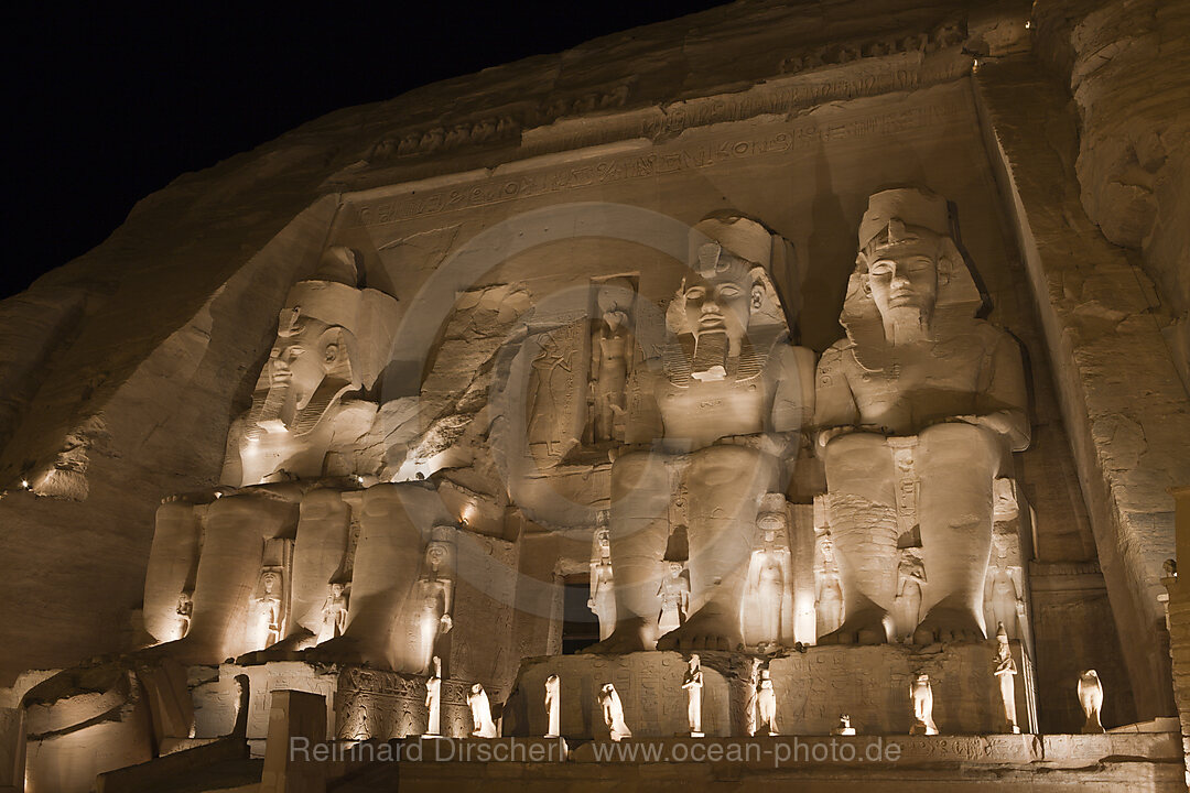 Grosser Tempel von Pharao Ramses II. wird bei Lichtshow beleuchtet