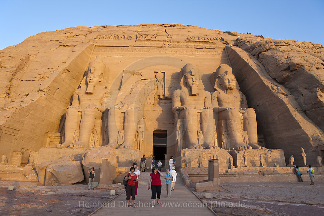 Touristen vor Eingang Tempel von Pharao Ramses II.
