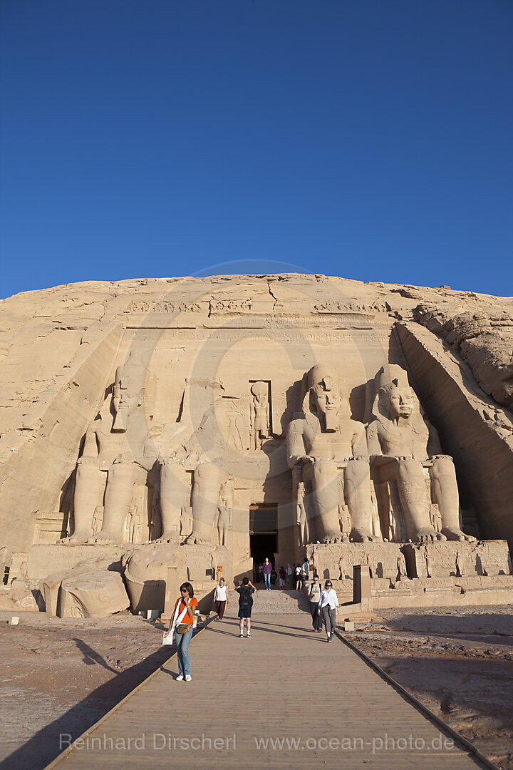 Touristen vor Eingang Tempel von Pharao Ramses II., Abu Simbel, Aegypten