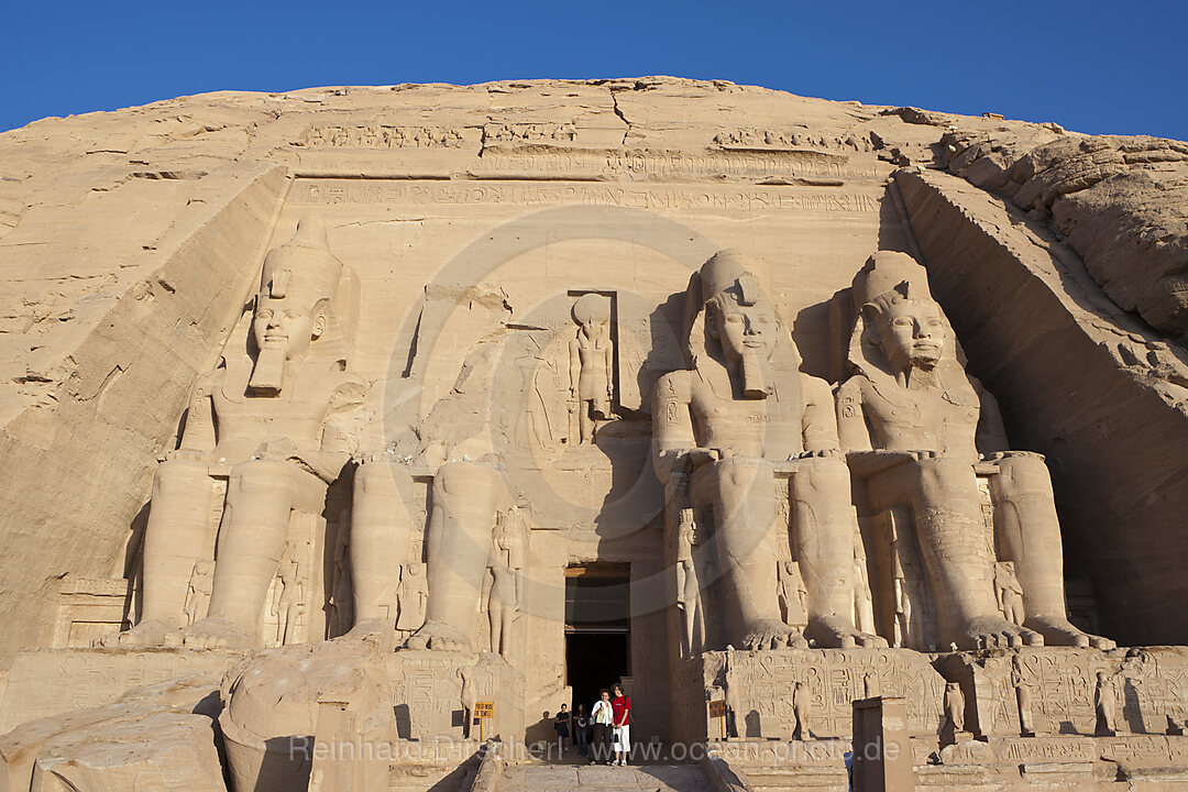 Touristen vor Eingang Tempel von Pharao Ramses II., Abu Simbel, Aegypten