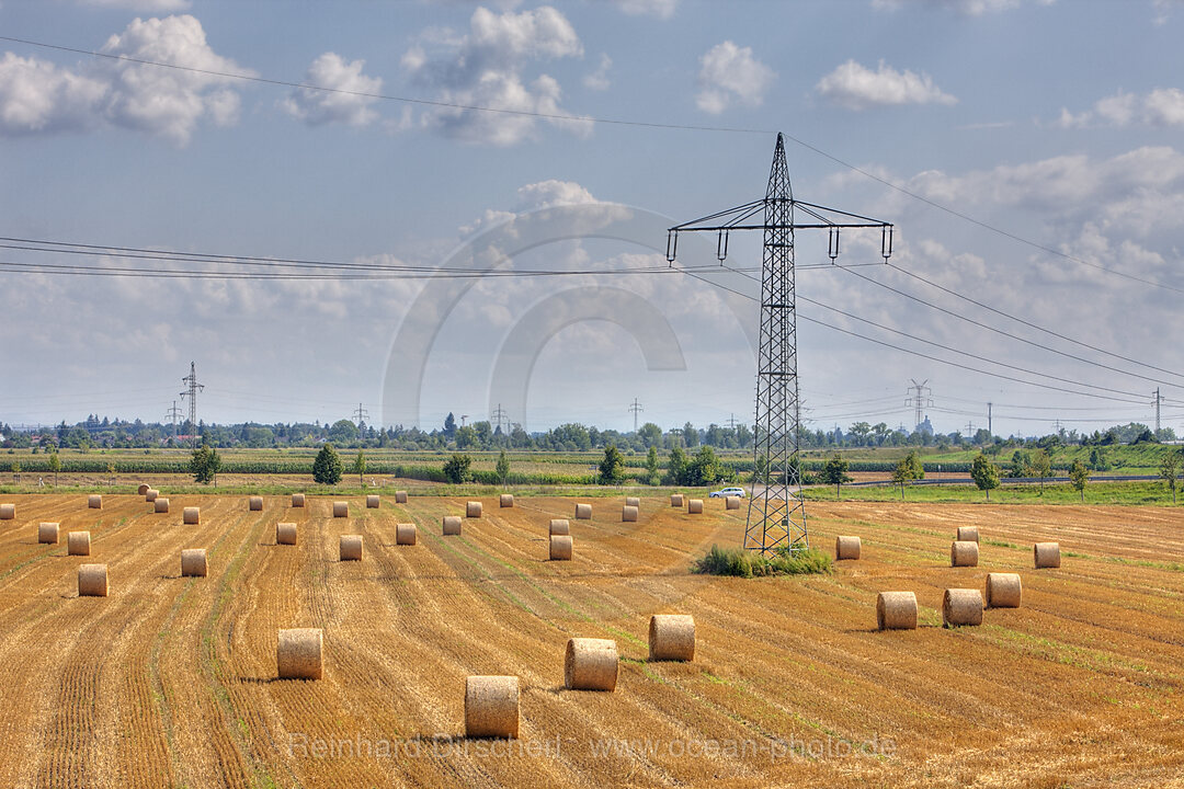 Strommast und Strohballen, Muenchen, Bayern, Deutschland