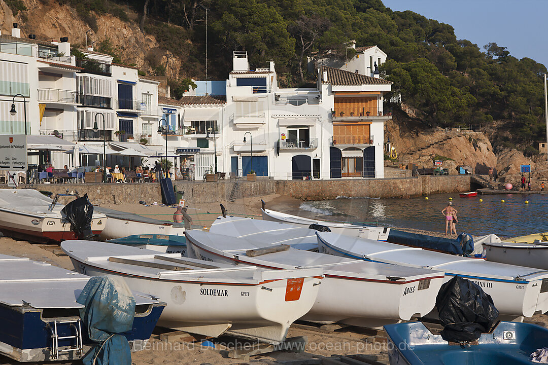 Fischerboote am Strand von Tamariu, Costa Brava, Mittelmeer, Spanien