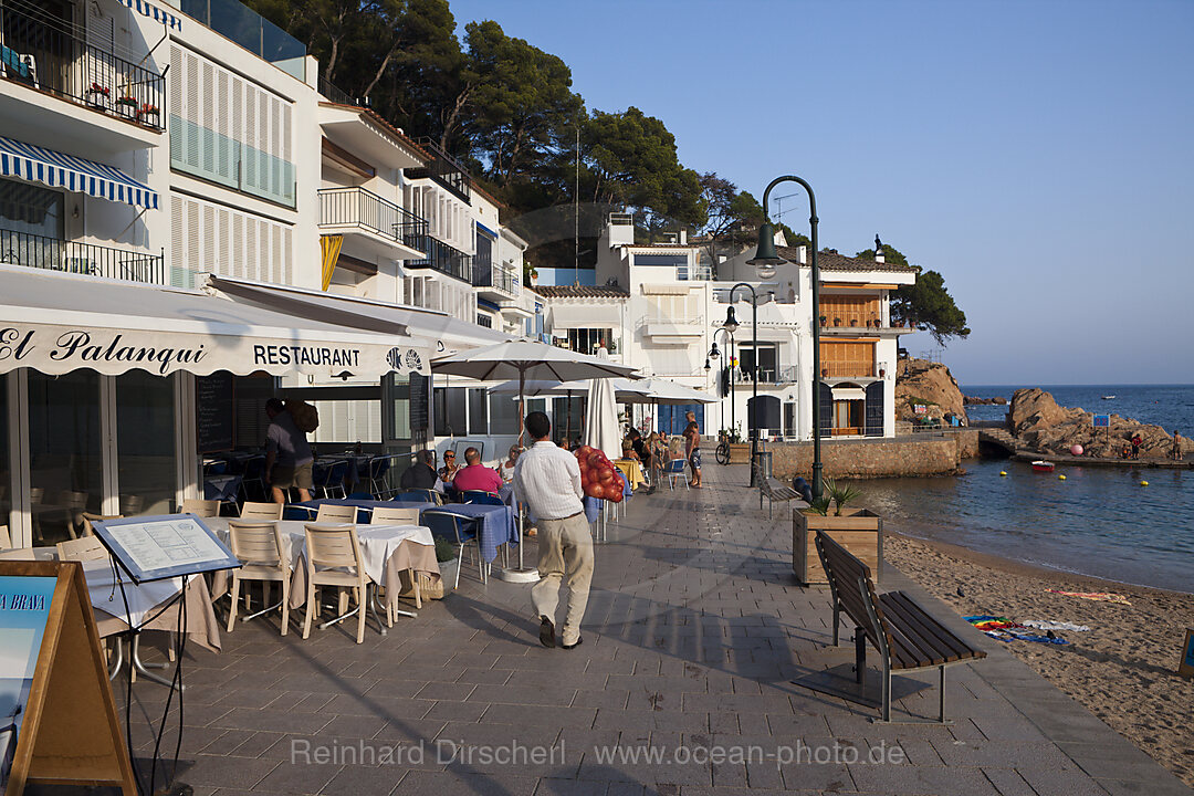 Strandpromenade von Tamariu, Costa Brava, Mittelmeer, Spanien