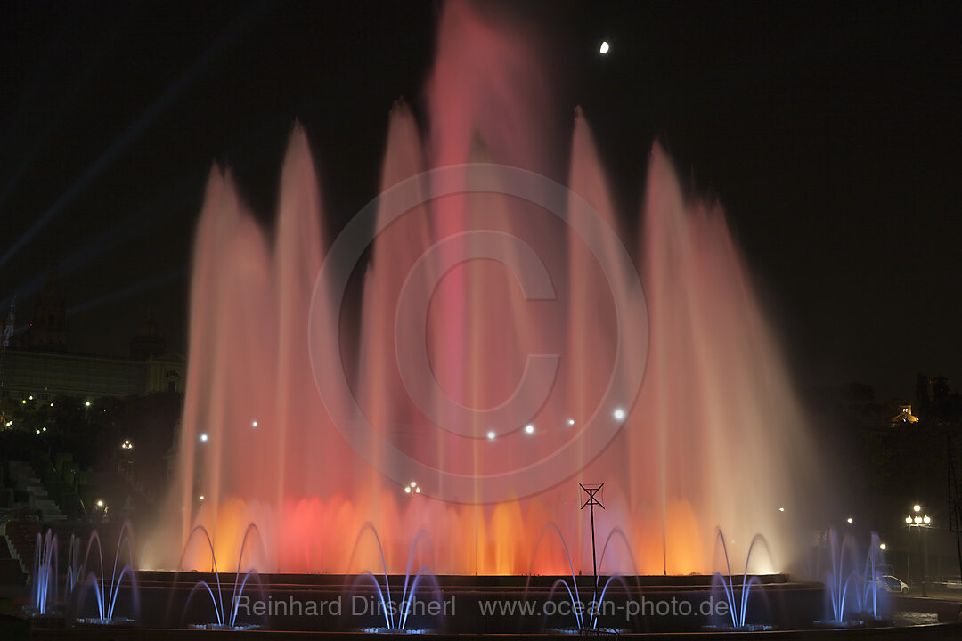 Beleuchtete Wasserspiele am Brunnen Font Magica am Montjuic, Barcelona, Katalonien, Spanien