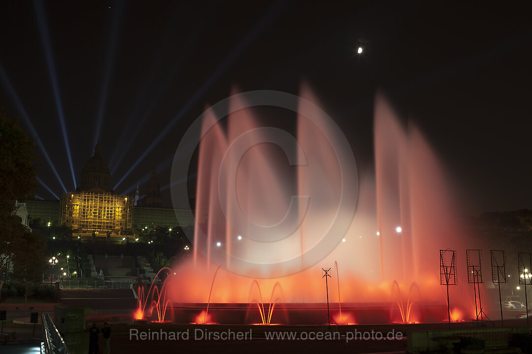 Beleuchtete Wasserspiele am Brunnen Font Magica am Montjuic, Barcelona, Katalonien, Spanien