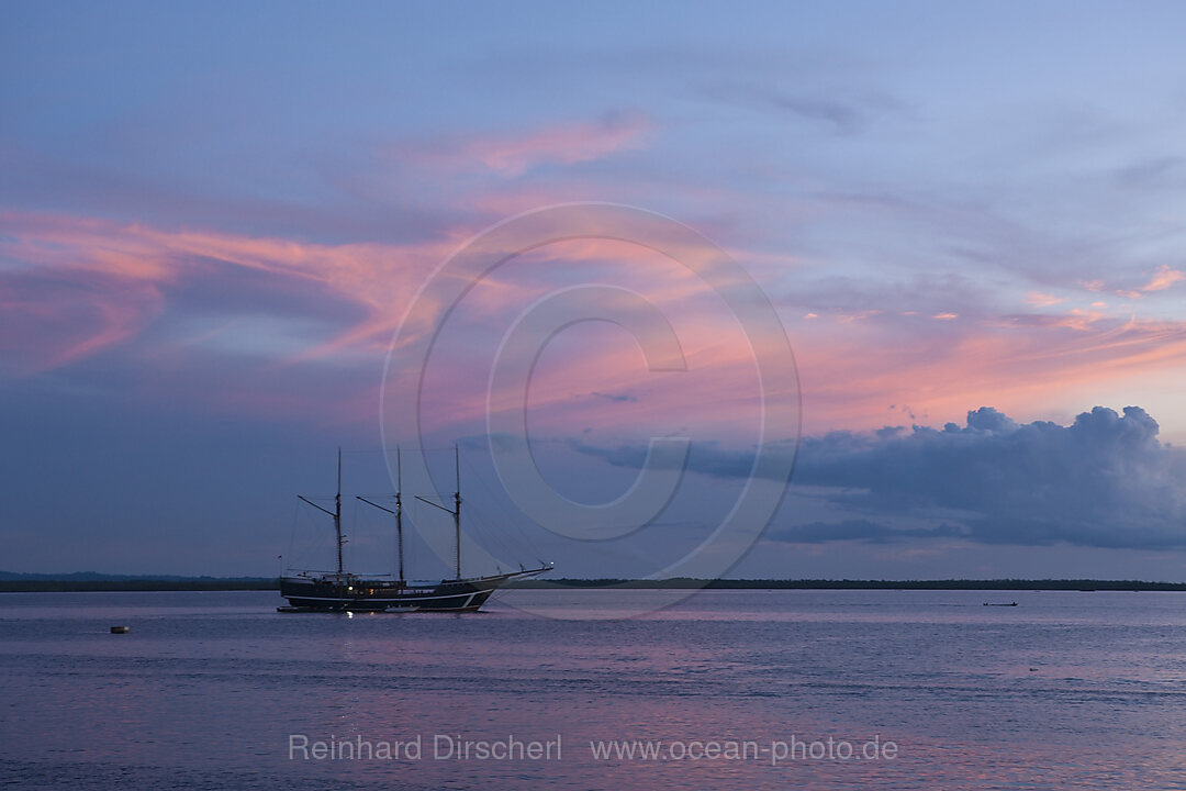 Kreuzfahrtschiff vor Sorong