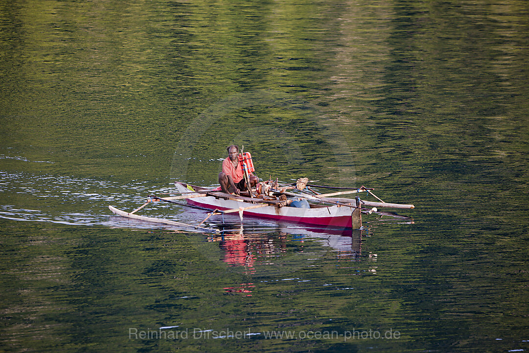 Fischer mit Auslegerboot