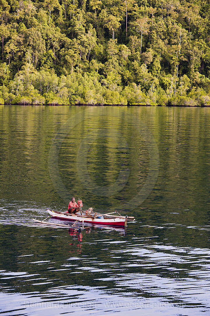 Fischer mit Auslegerboot, Raja Ampat, West Papua, Indonesien