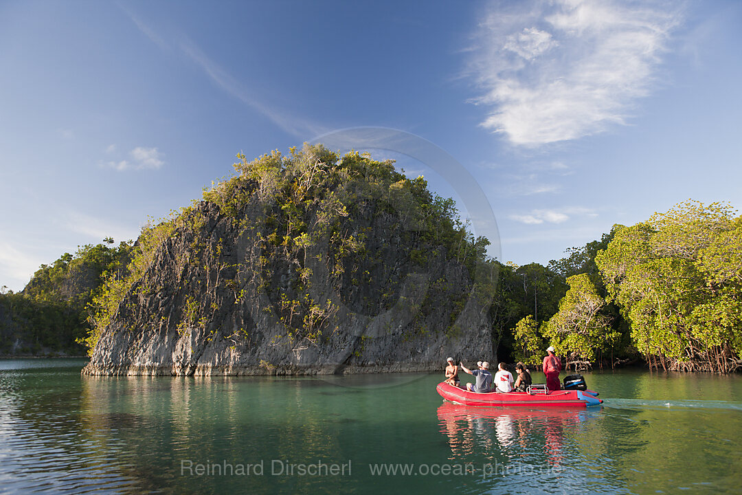 Touristen fahren zwischen Inseln von Misool, Raja Ampat, West Papua, Indonesien