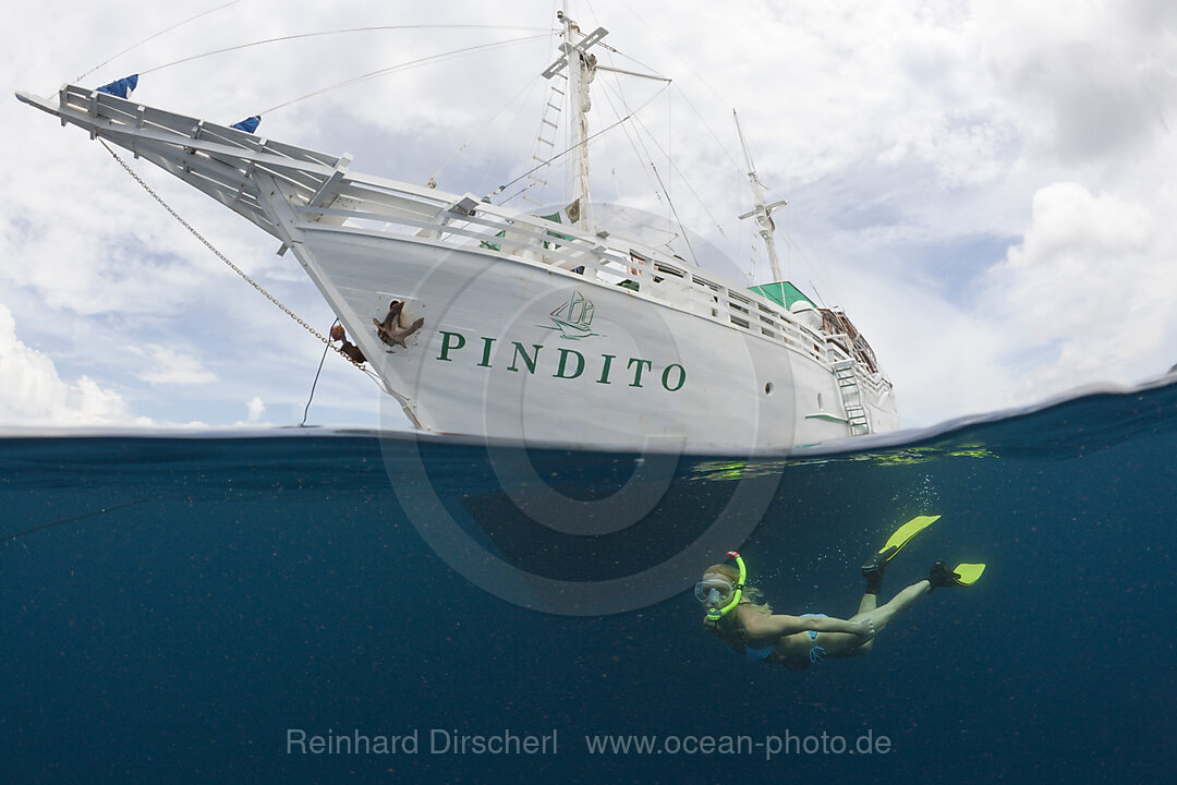 Frau schnorchelt vor Tauchschiff, Raja Ampat, West Papua, Indonesien