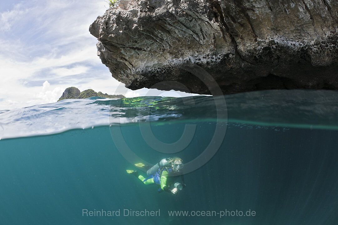 Taucher im Flachwasser, Raja Ampat, West Papua, Indonesien