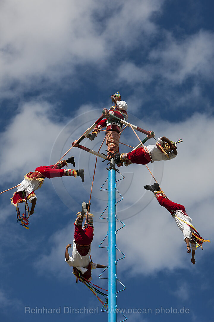 Fliegender Tanz Voladores der Totonaca Indianer, Tulum, Yucatan Halbinsel, Mexiko