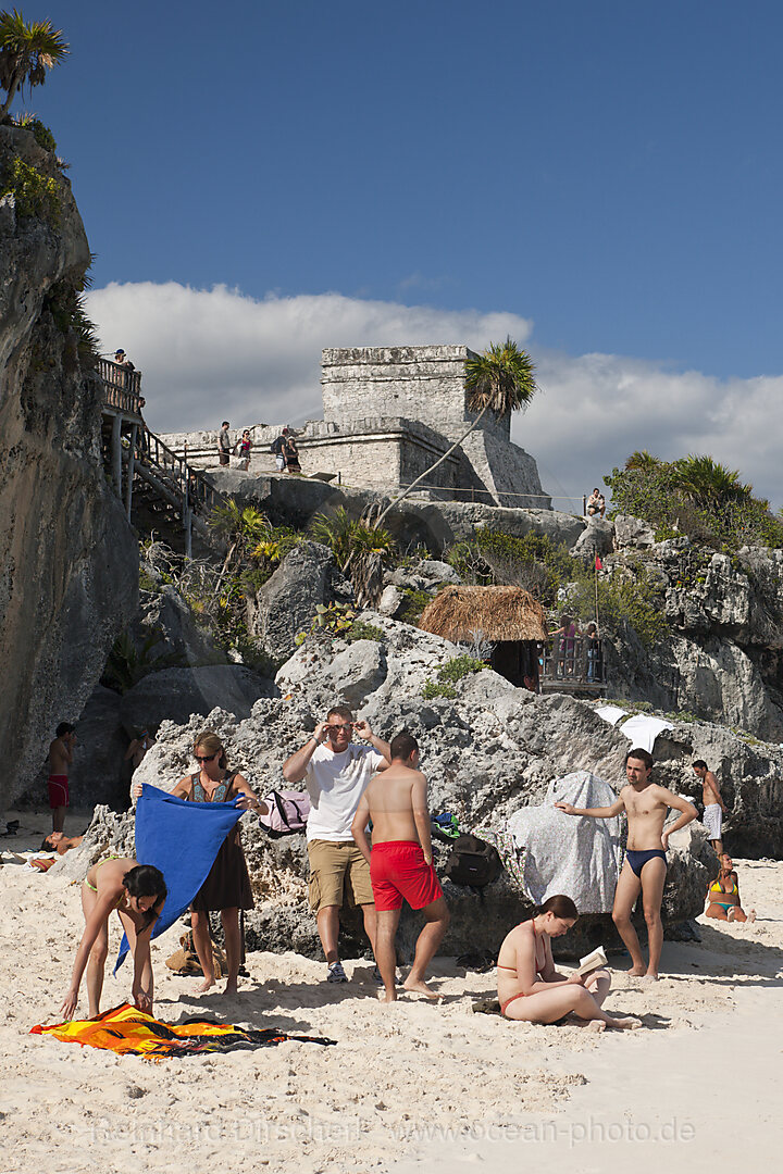 Touristen an den Maya Ruinen von Tulum