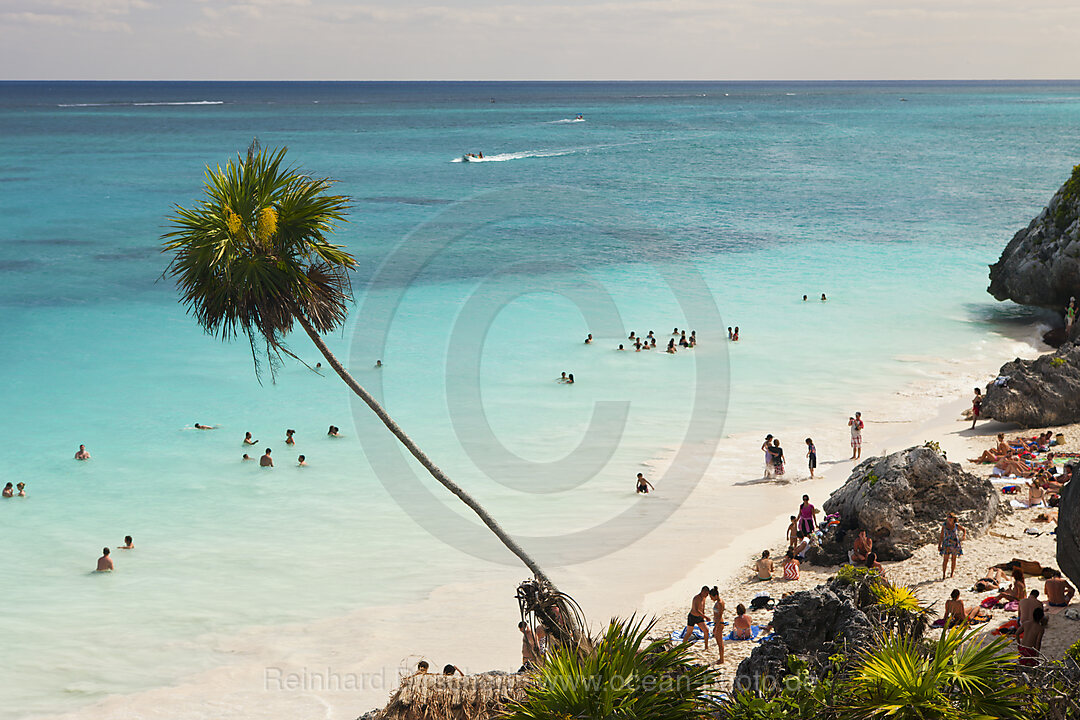 Touristen am Strand vor den Maya Ruinen von Tulum