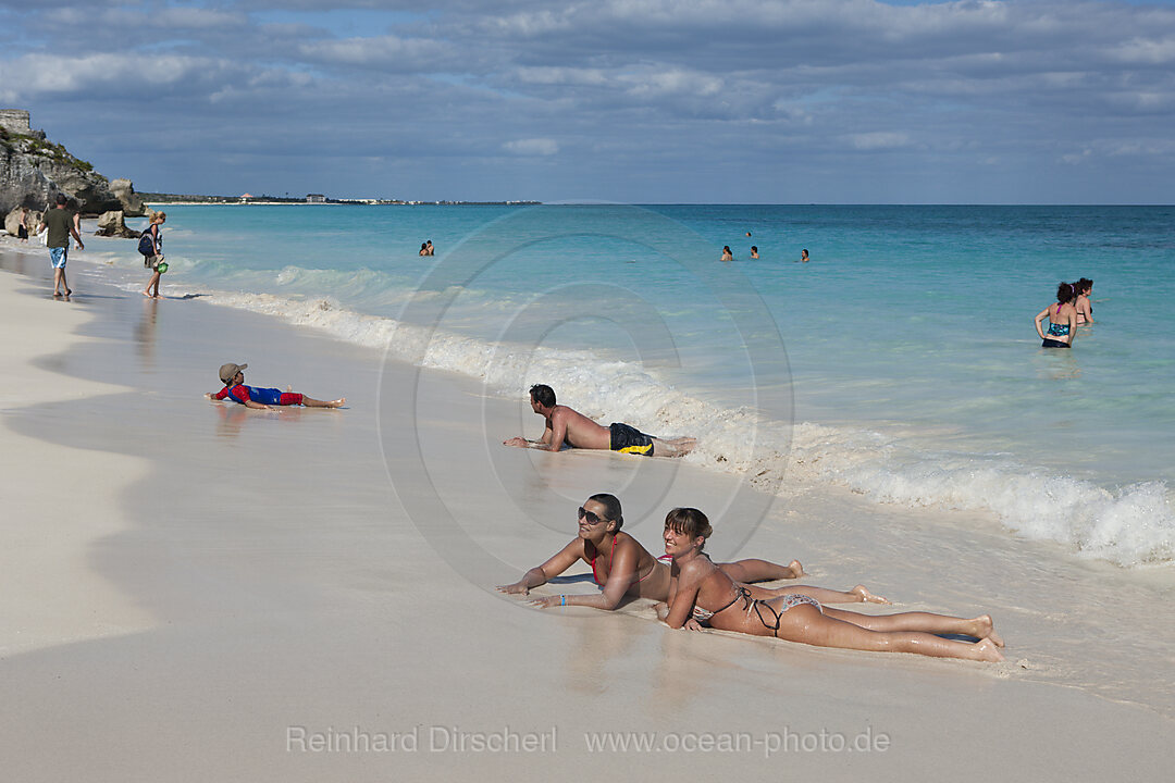 Touristen am Strand vor den Maya Ruinen von Tulum