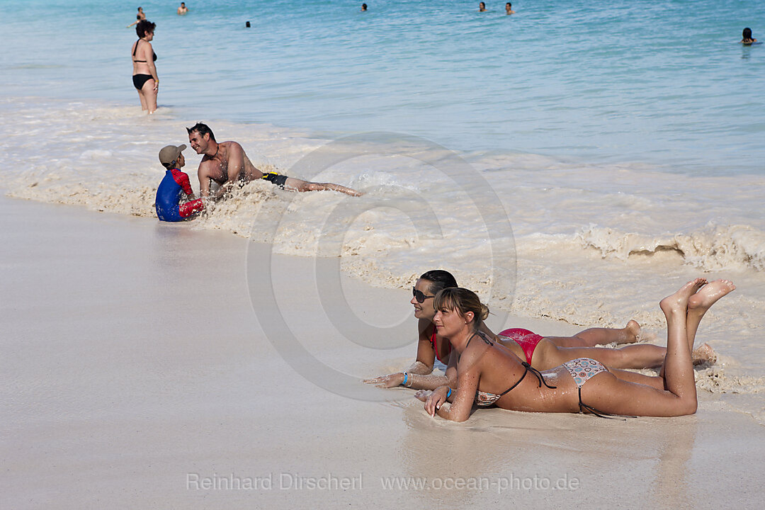 Touristen am Strand vor den Maya Ruinen von Tulum