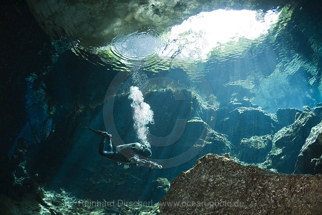 Taucher in Cenote Chac Mool, Playa del Carmen, Yucatan Halbinsel, Mexiko