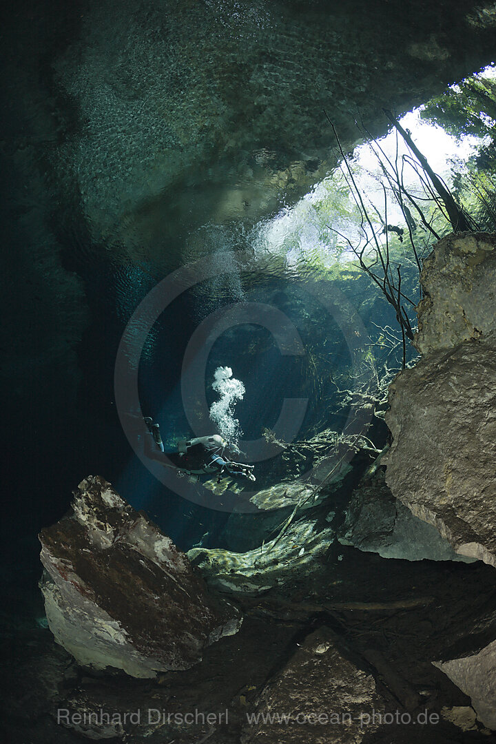 Taucher in Cenote Chac Mool, Playa del Carmen, Yucatan Halbinsel, Mexiko