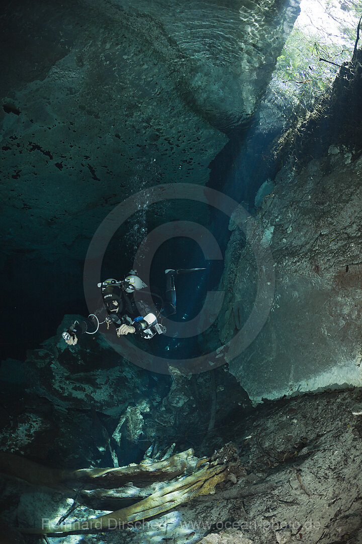 Taucher in Cenote Chac Mool, Playa del Carmen, Yucatan Halbinsel, Mexiko