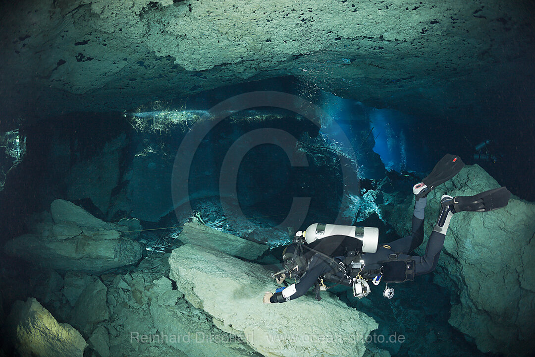 Taucher in Cenote Chac Mool, Playa del Carmen, Yucatan Halbinsel, Mexiko