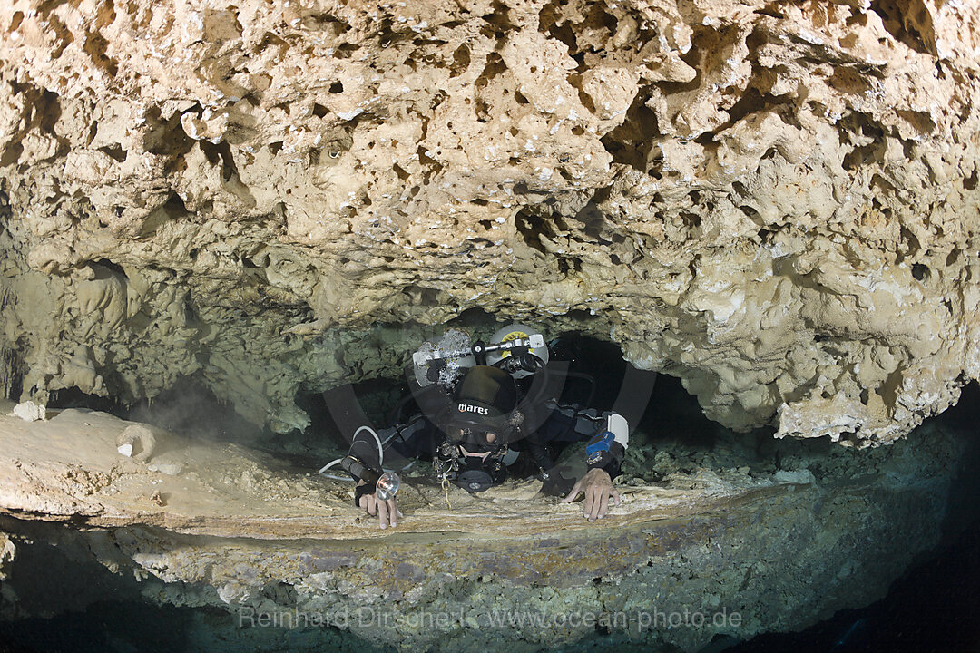 Enger Durchgang in Cenote Chac Mool, Playa del Carmen, Yucatan Halbinsel, Mexiko