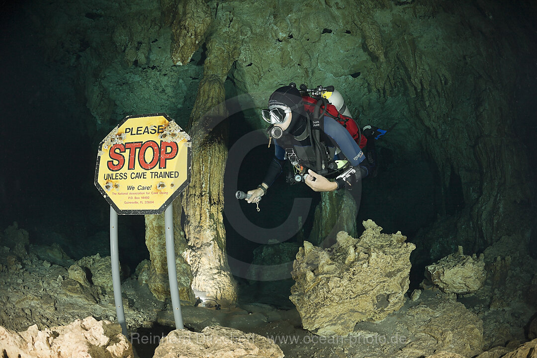 Taucher in Car Wash Cenote Aktun Ha, Tulum, Yucatan Halbinsel, Mexiko