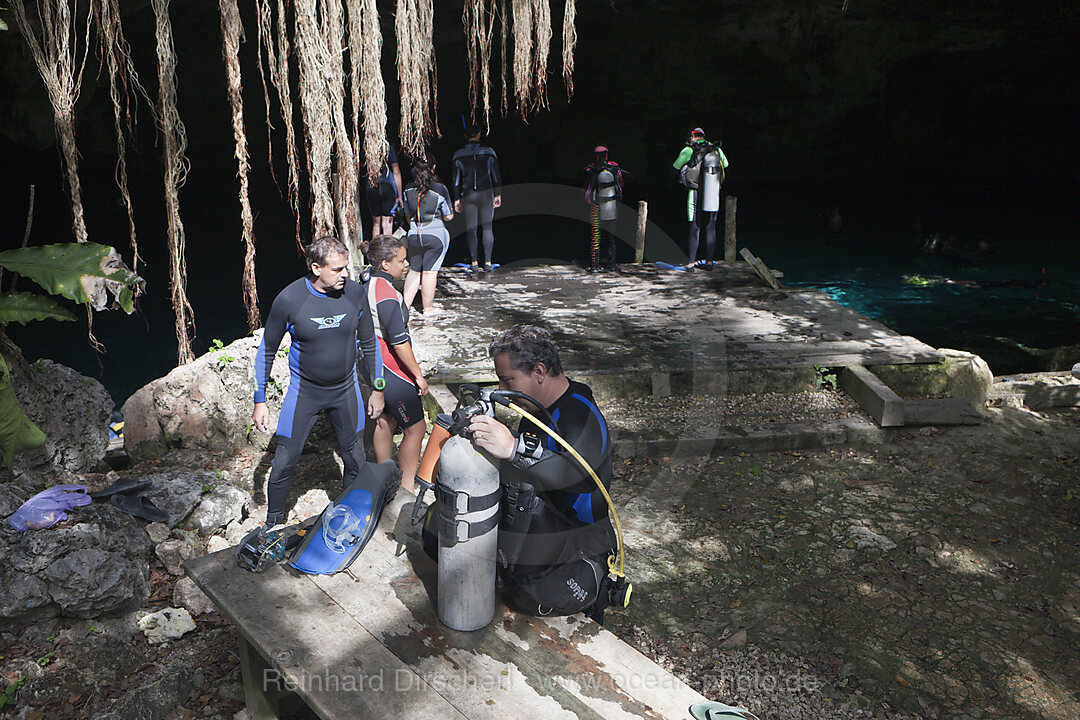 Touristen besuchen die Cenote Dos Ojos
