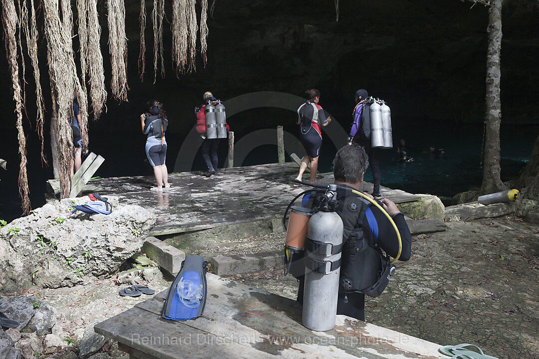 Touristen besuchen die Cenote Dos Ojos