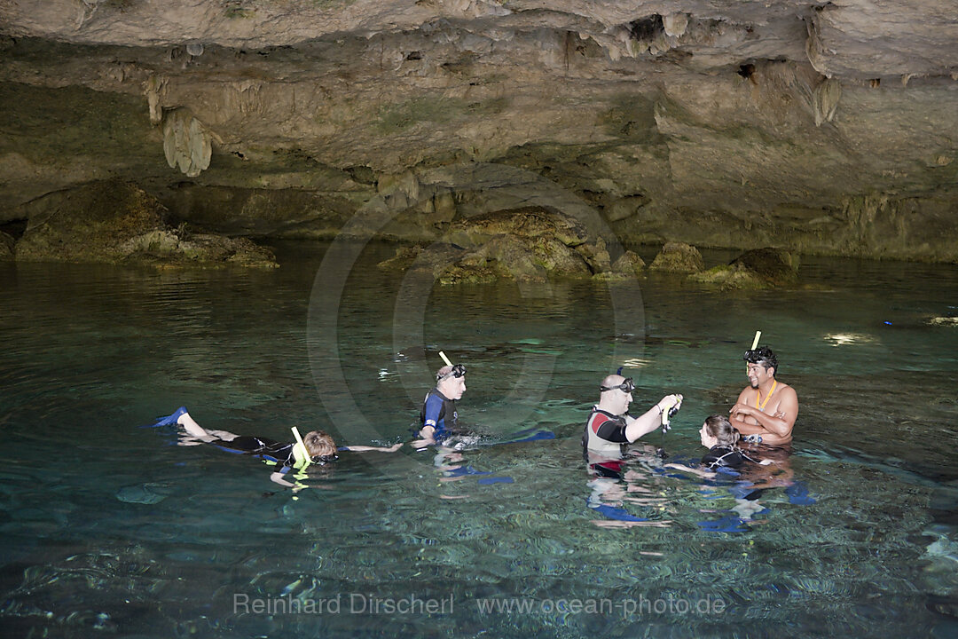 Touristen besuchen die Cenote Dos Ojos