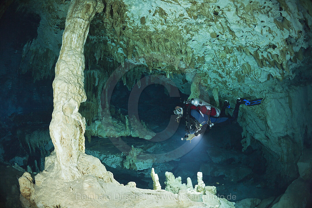 Taucher in Cenote Dos Ojos, Playa del Carmen, Yucatan Halbinsel, Mexiko