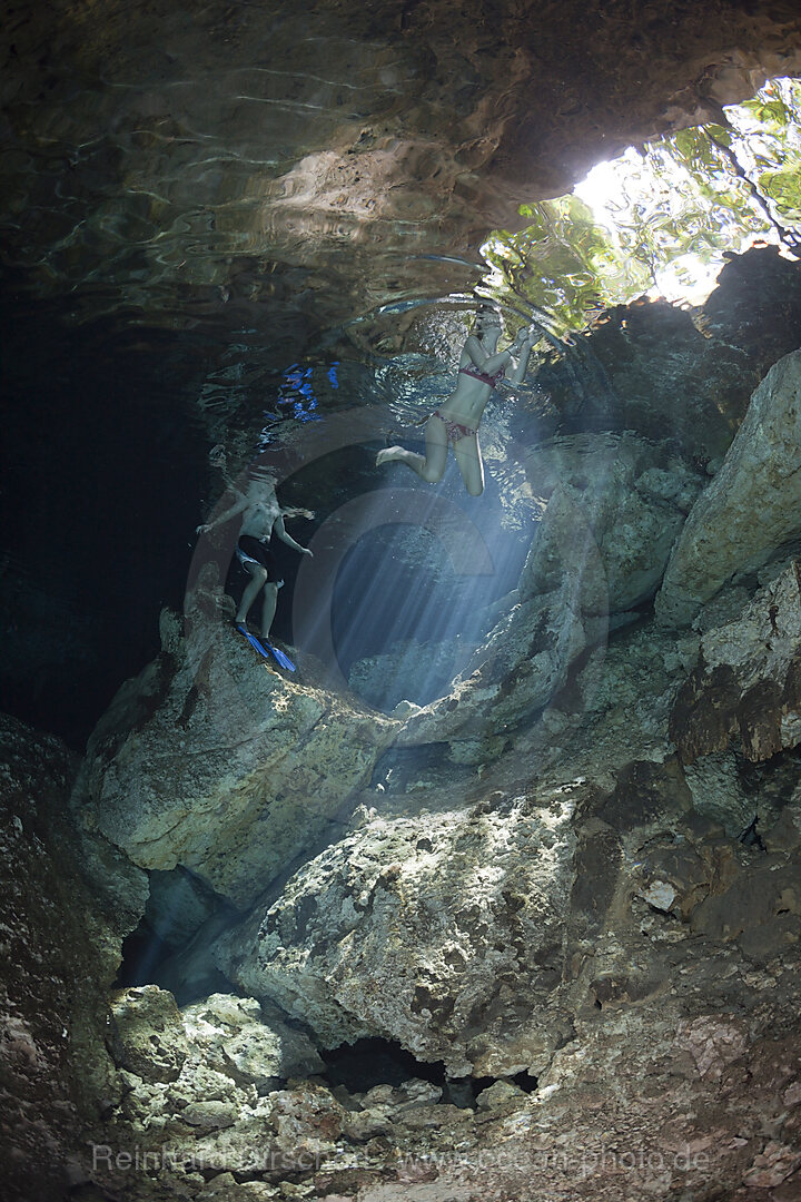 Touristen schwimmen in Cenote Dos Ojos