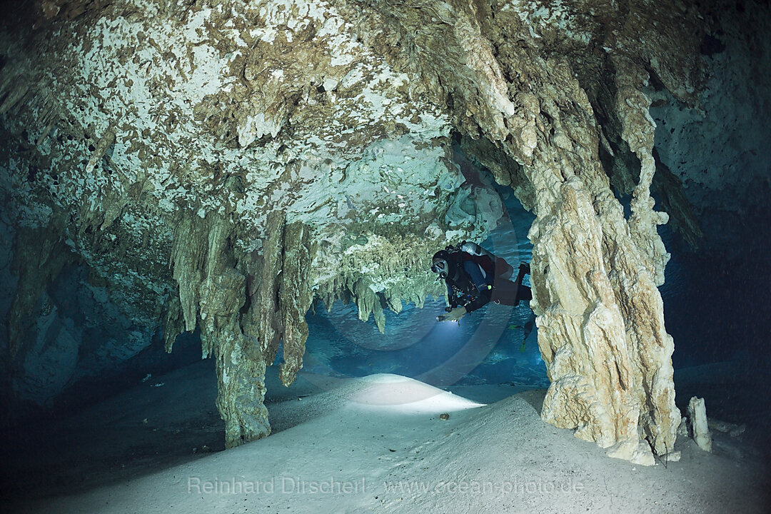 Taucher in Cenote Dos Ojos, Playa del Carmen, Yucatan Halbinsel, Mexiko