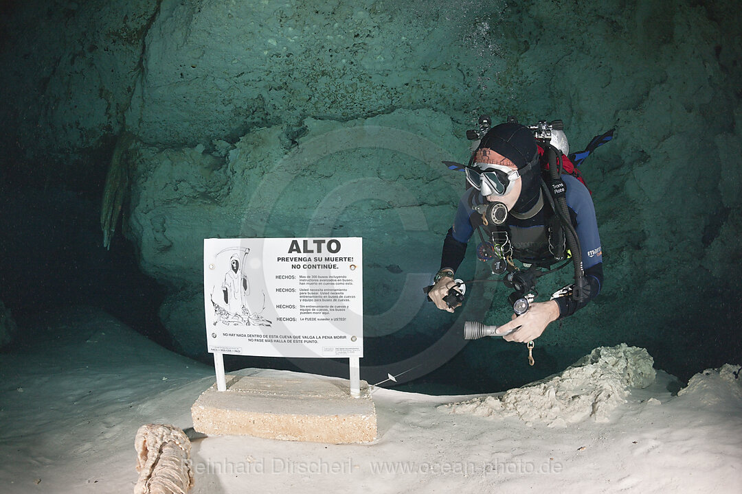 Taucher in Cenote Dos Ojos, Playa del Carmen, Yucatan Halbinsel, Mexiko